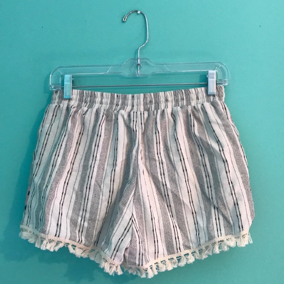 Cute cream and patterned shorts - Picture 2 of 2